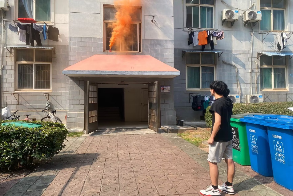 图片包含 建筑, 户外, 砖, 小孩描述已自动生成